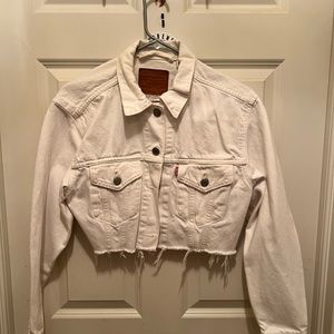 White cropped Levi’s jean jacket